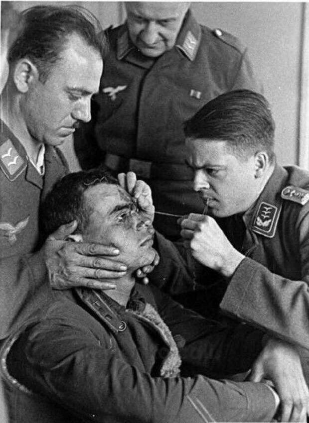 Немецкие летчики зашивают рану сбитому советскому летчику, 1941 год. жизнь, прошлое, ситуация, факт