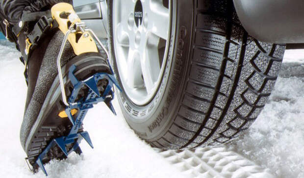 Шипованные шины Шипованная резина, с грубым рисунком протектора подходит тем, кто собирается эксплуатировать автомобиль на дорогах, где не лежит мокрый снег. Если вы решили остановиться именно на этом типе, то позаботьтесь переобуть все четыре колеса: ставить шипованную резину только на ведущие — увеличивать риск возможной опасности на дороге. Заснеженная дорога, с подтаявшим снегом, сделает такие шины скорее помехой, поскольку резина не сможет обеспечивать необходимый уровень сцепления с дорогой.