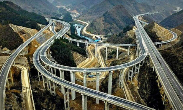 Китайский метод строительства дорог: рабочие укладывают по километру трассы за час