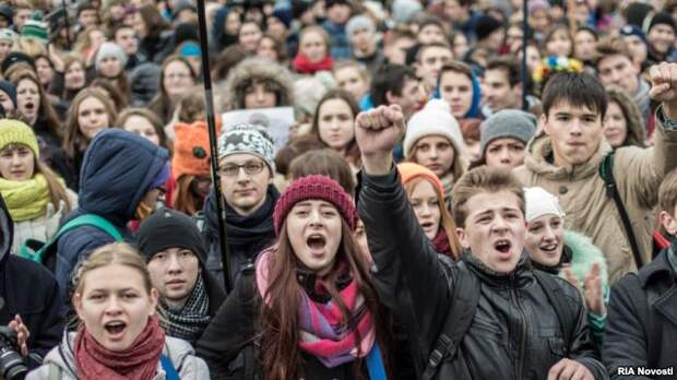 В Киеве протестующая молодежь перекрыла улицу Грушевского