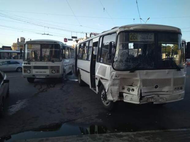 Два автобуса столкнулись в Воронеже, есть пострадавшие