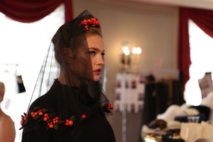 Косынка с рябиной Ulyana Sergeenko Couture