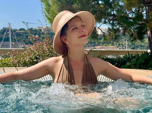 Актрису Елизавету Арзамасову заподозрили в новой ринопластике