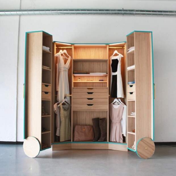 Универсальный и ультрасовременный шкаф-гардероб на колесиках.