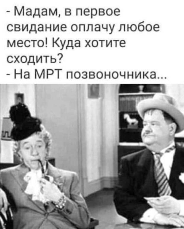 Почему-то многие модели на показах мод ходят по подиуму с таким злым выражением лица...
