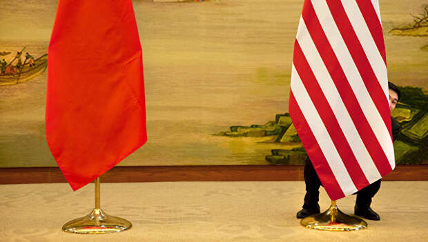 Флаги Китая и США перед встречей глав дипломатических ведомств в Пекине, КНР