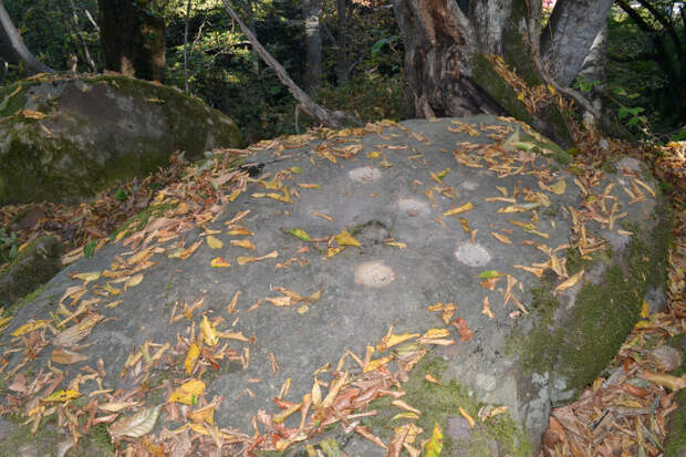 В жертвенных ритуальных камнях есть непонятные отверстия круглой формы