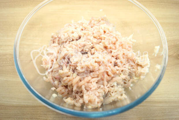 Перекрутить мясо с луком на мясорубке.