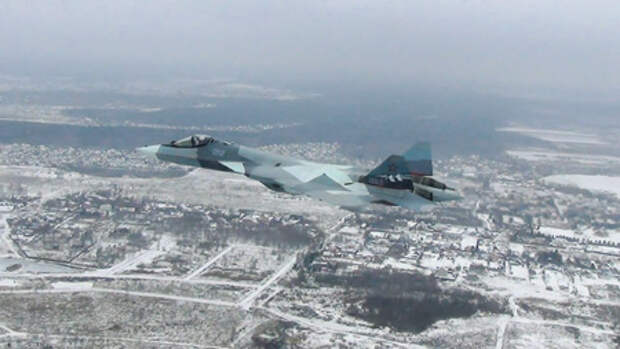 Первый полет Су-57 с двигателем второго этапа, с которым после завершения испытаний самолет пойдет в серию.