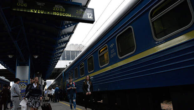 Пассажиры на перроне Центрального железнодорожного вокзала в Киеве. Архивное фото