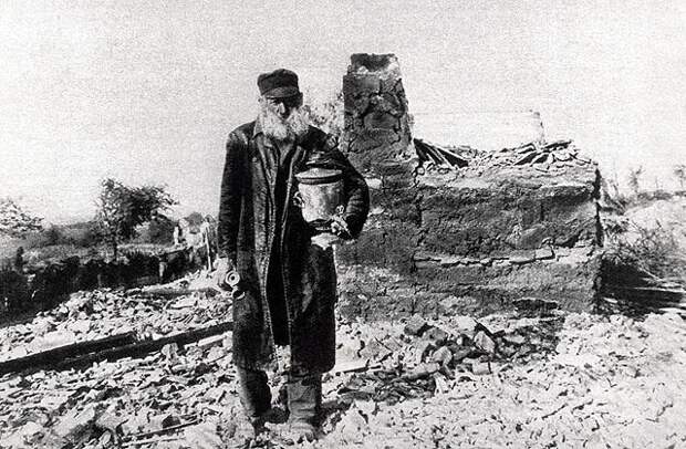 Польский еврей на развалинах своего дома в Галиции. Фото: Getty Images / Fotobank.ru