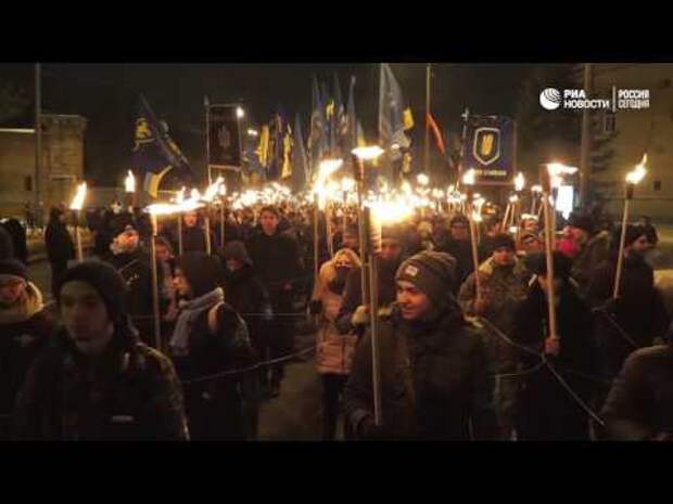 Украина. Факельное шествие в годовщину битвы с советскими солдатами