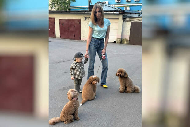 Бизнесвумен Светлана Бондарчук снялась с сыном на прогулке