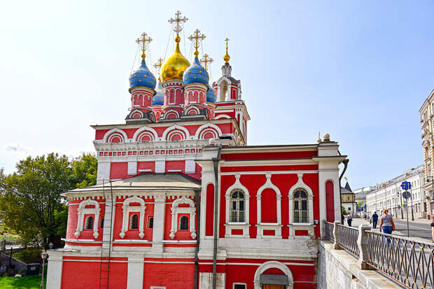 Варварка, 12. Церковь Георгия Победоносца (Покрова Пресвятой Богородицы) на Псковской горке