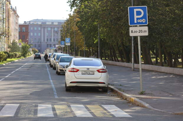 В Петербурге начали устанавливать дополнительные парковочные места для инвалидов