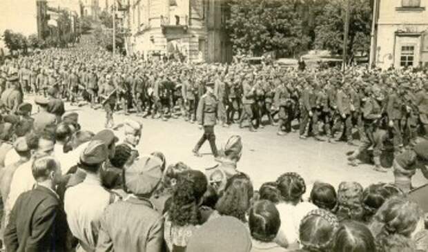16 августа 1944 года. Конвоирование немецких военнопленных по Киеву