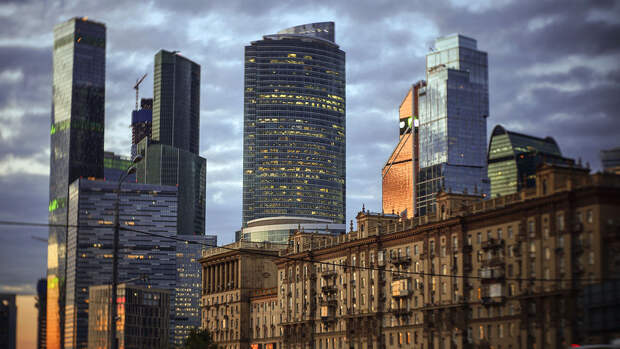 Часть конструкций упала с башни "Москва-Сити"