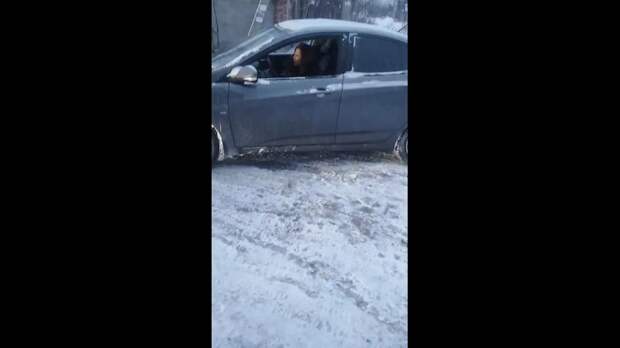 Девушка, предположительно, в состоянии алкогольного опьянения, за рулем автомобиля с разбитым задним бампером, перекрыла проезд машинам https://t.me/w...