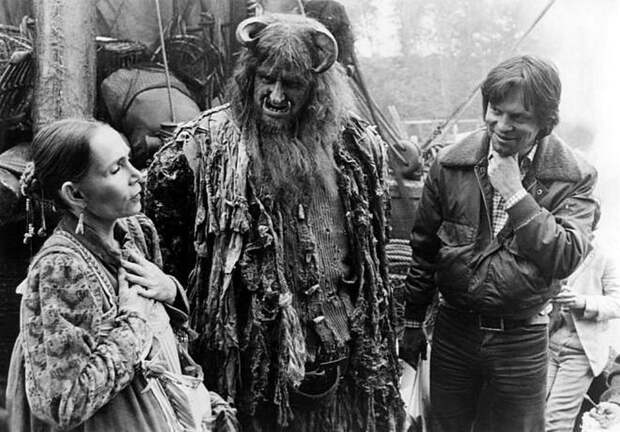 Кэтрин Хелмонд, Питер Воган и режиссер Терри Гиллиам на съемочной площадке Time Bandits (1981). Фотографии со съёмок, актеры, кинематограф, режиссеры
