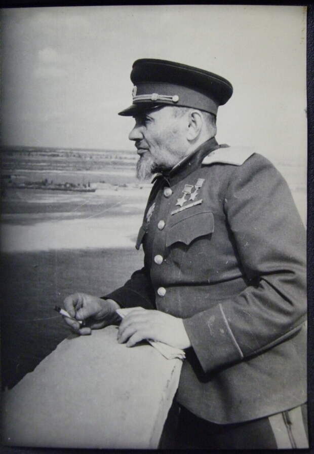 Сидор Артемьевич Ковпак (1887 — 1967)  — командир Путивльского партизанского отряда (позднее — 1-й Украинской партизанской дивизии), генерал-майор. Дважды Герой Советского Союза 