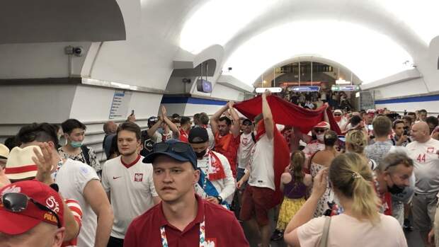 Польские фанаты устроили перформанс в петербургском метро ради поддержки футболистов