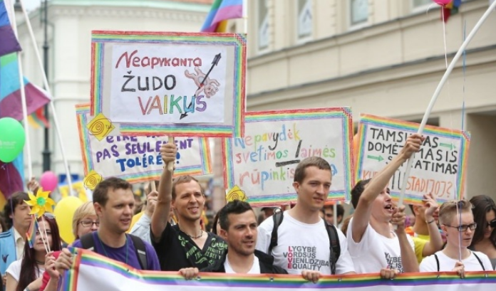 Пробежимся по новостям: пинок Макаревичу, страдания Конгресса и борьба литовских геев