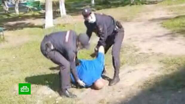 Полицейский открыл огонь по дебоширу с двумя ножами