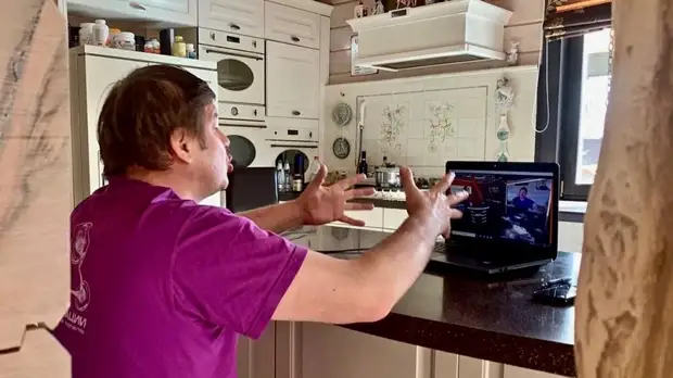 Танцы, тренировки с котом и воспоминания о молодости: чем занимается Губерниев на самоизоляции