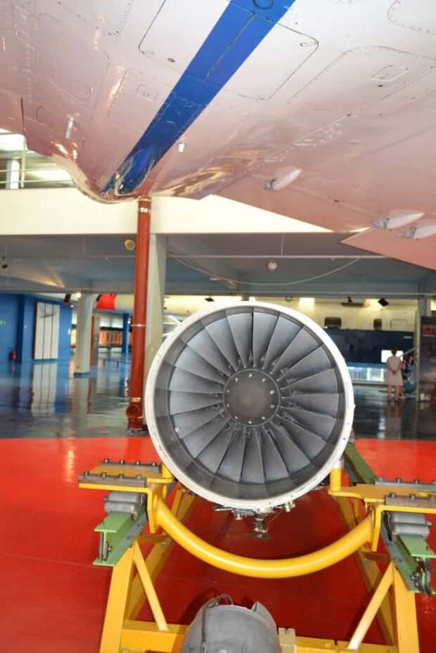 Вид на компрессор двигателя SNECMA M.53. Он рассчитан на полет со скоростью, в 2,5 раза превышающей звуковую. Компрессор 8-ступенчатый, первые три – это каскад низкого давления, остальные – высокого