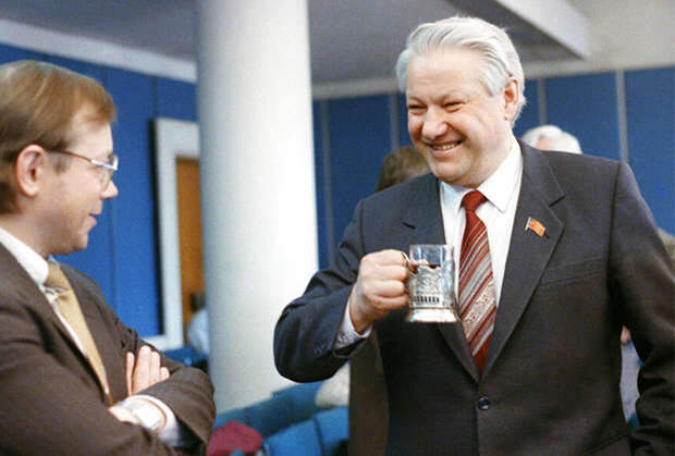 Президент России Борис Ельцин (справа) с редактором журнала «Комсомольская правда» Иваном Пановым. Москва, 12 марта 1991 года. Фото: Евгений Успенский / AP