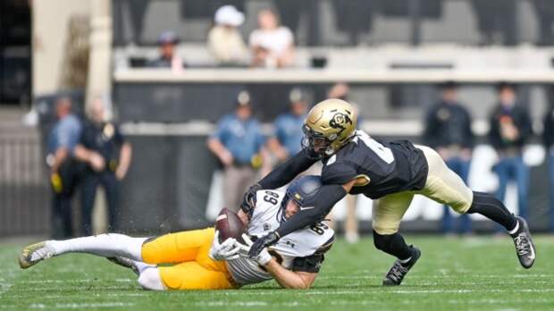 Kaylin Moore making a tackle