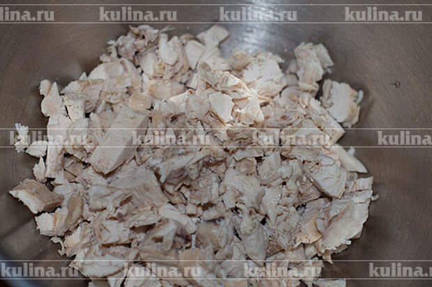 Куриное филе нарезать мелким кубиком и положить в миску.