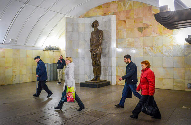 10 самых интересных скульптур Московского метро
