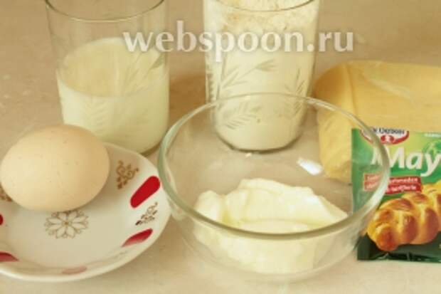 Для сырных булочек нужно взять молоко, масло растительное и сливочное, муку, дрожжи, сахар, йогурт, сыр и соль.