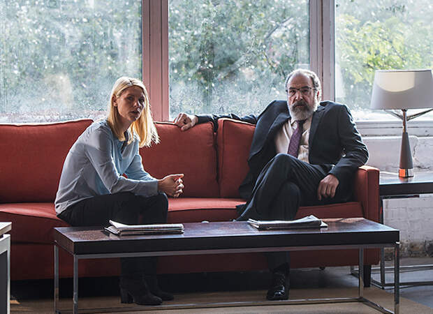 Клэр Дэйнс и Мэнди Пэтинкин в сериале "Родина"