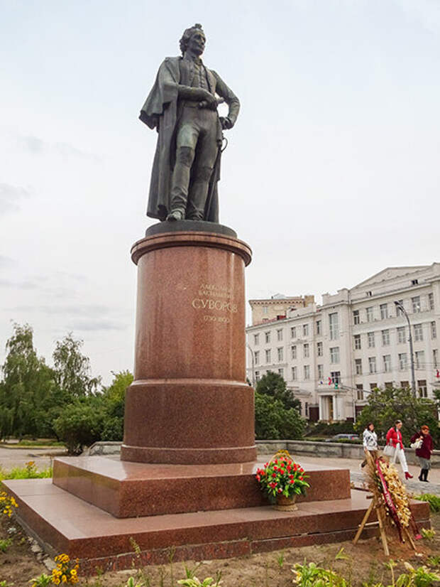 Памятник военачальнику. Суворовская площадь. Инфографика памятники полководцам. Памятники полководцам в Краснодаре.