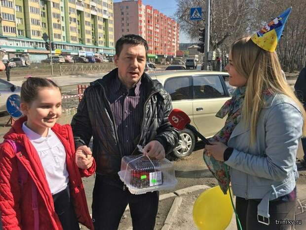 Картинки по запросу В Новосибирске поздравили с Днем рождения дорожную яму