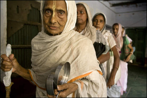 Скорбная участь «белых вдов», или почему индийские женщины лелеют мужей