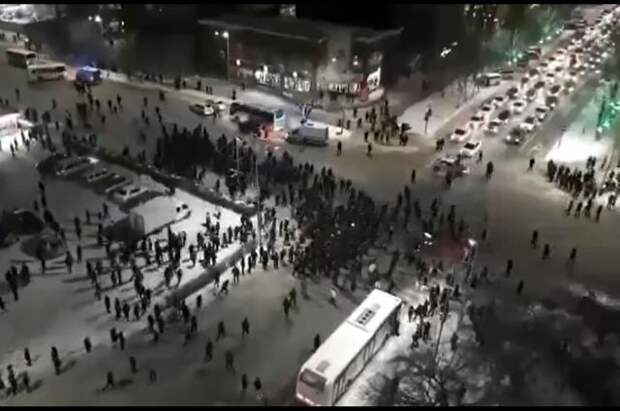 Власти Алма-Аты сообщают о вспышках ожесточенного сопротивления в городе
