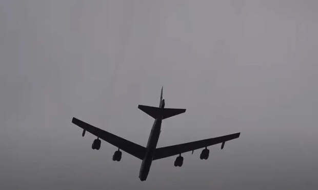 Стратегический бомбардировщик ВВС США B-52H сделал несколько кругов над западным Причерноморьем - близ болгарского Пловдива