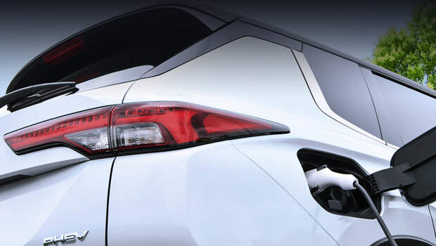 Mitsubishi outlander,Mitsubishi outlander phev. К 2030 году Mitsubishi намерена сократить выбросы углекислого газа своими новыми автомобилями на 40%, в чём основную роль должны сыграть заряжаемые от розетки гибриды.