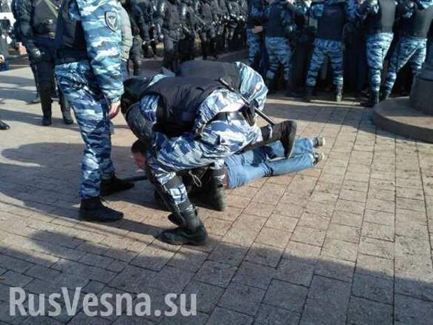 Избитый демонстрантами в Москве полицейский умер по дороге в больницу, — соцсети (ВИДЕО) | Русская весна
