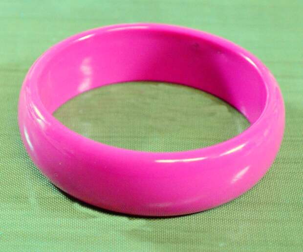 http://lookathis.ru/wp-content/uploads/2014/10/Pink-plastic-bangle1.jpg
