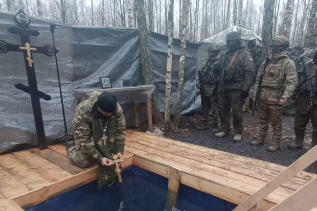 Морпехи бригады Тихоокеанского флота в составе группировки войск «Север» приняли участие в праздничном богослужении на одной из оборонительной позиции Курской области и совершили омовения в Крещенской купели