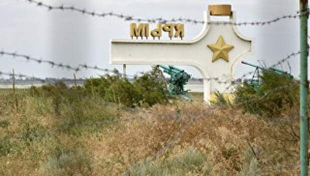 Стела с надписью Крым у пункта пропуска Джанкой на границе России и Украины