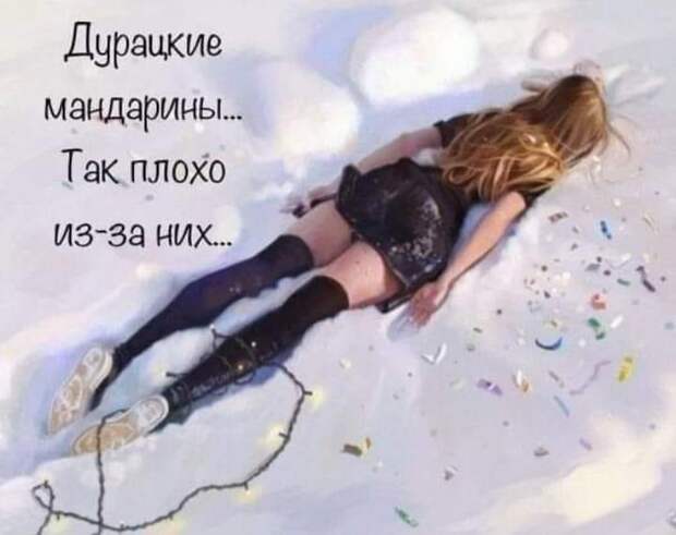 Катюшка открыла шкаф с игрушками и достала набор парикмахера. Кот Васька нырнул под кровать, а дедушка не успел