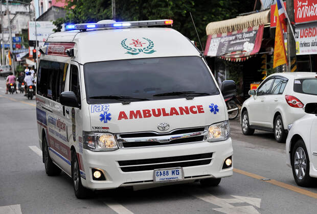 Тайка поехала на красный свет, врезалась в россиянина и оставила его с переломом