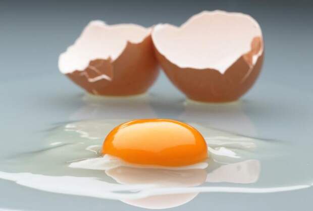 Устранить последствия от разбитого яйца можно солью / Фото: audioboom.com