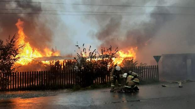 В СНТ «Пламя-3» на территории Завьяловского района горит банный комплекс