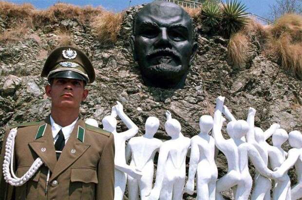 Кубинский военный на фоне памятника. /Фото:like-a.ru
